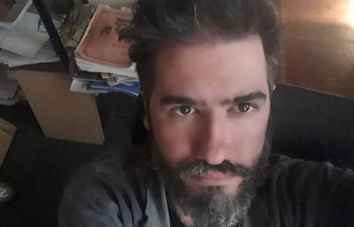 Con múltiples proyectos.