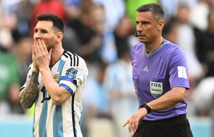 Messi, sorprendido, no logró gravitar en el complemento.