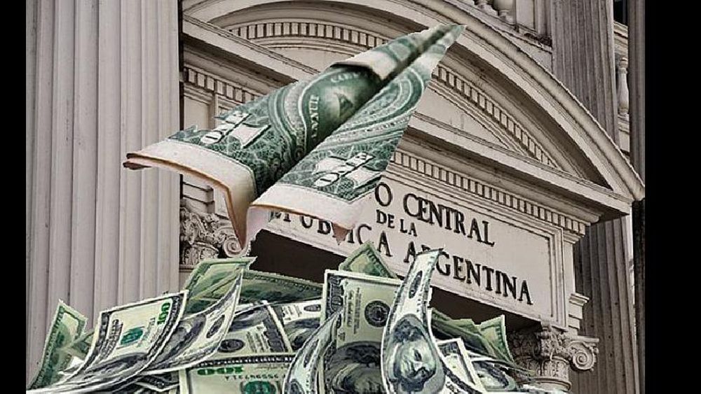 El dolar se dispara a $63 y el Central vuelve a vender reservas