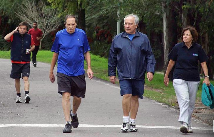 22-04-16 Más de 300 vecinos se sumaron a la caminata saludable