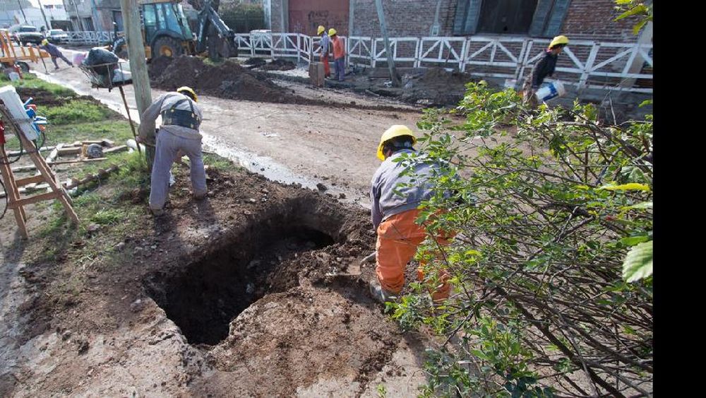 Amplían las redes de agua y cloacas en todo Lanús