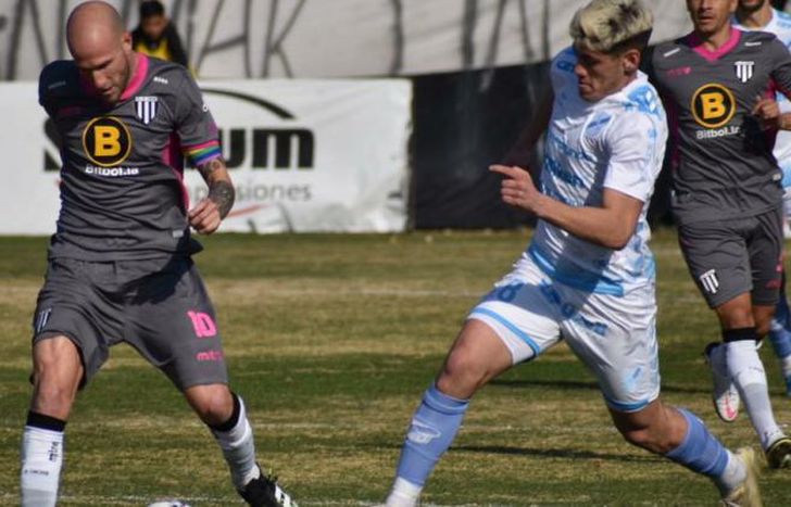 Franco Díaz va a la marca de Cristian Llama.