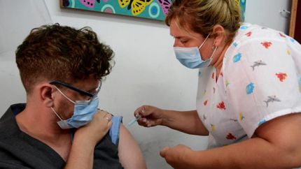 Alvaro Zamo, el primer vacunado en Lomas contra el Covid.