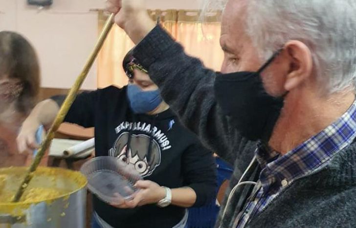 Gracias al locro del 9 de julio becaron a dos alumnos.