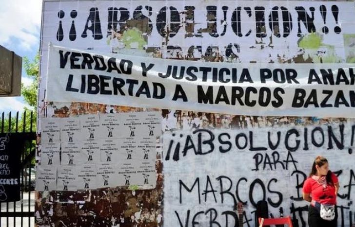 Banderas y pintadas en favor de Marcos Bazán, en Tribunales.