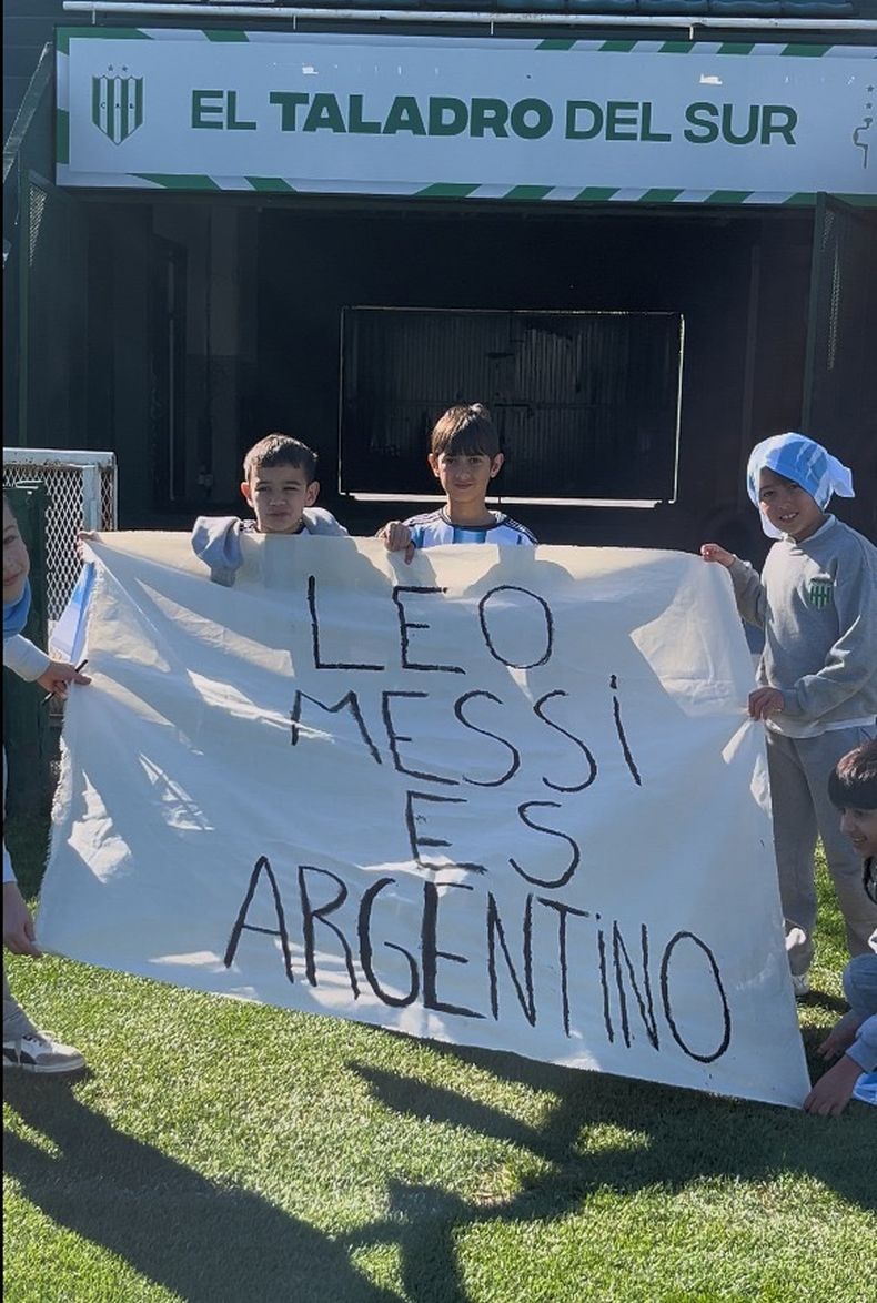 Más de 130 alumnos participaron del homenaje a Messi en Banfield.
