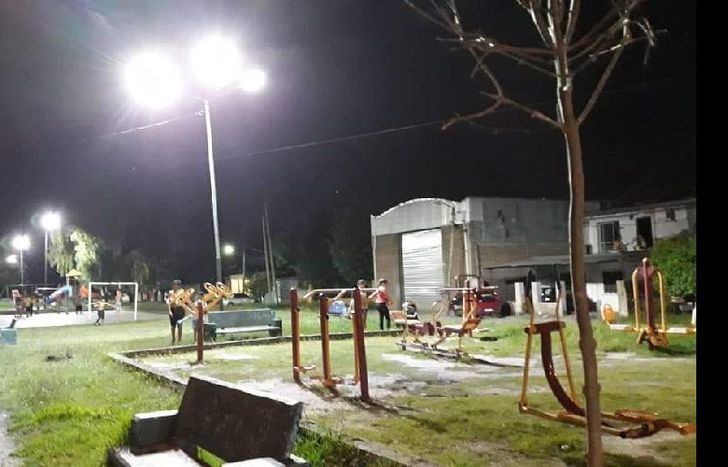 en la plaza héctor lencina, de san josé oeste, las familias y jóvenes aprovechan hasta tarde para disfrutar de los senderos, juegos y la cancha de fútbol.