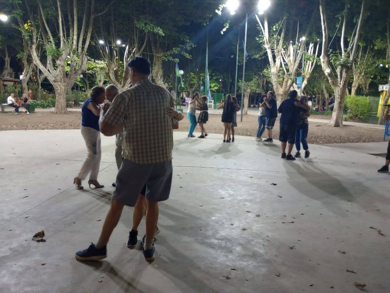 El anfiteatro de la Plaza San Mart&iacute;n de Turdera, llena de vecinos amantes del 2x4.
