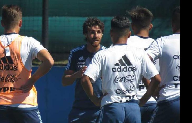 Pablo Aimar brilló como jugador con la Selección y ahora comanda a los chicos.