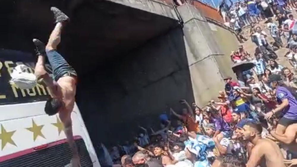 Un grave accidente obligó a suspender la caravana de la Selección Argentina.