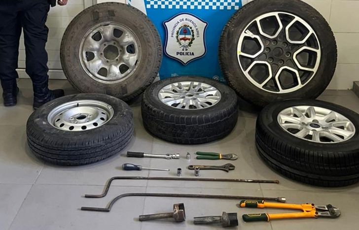 Ruedas y herramientas incautadas al detenido.