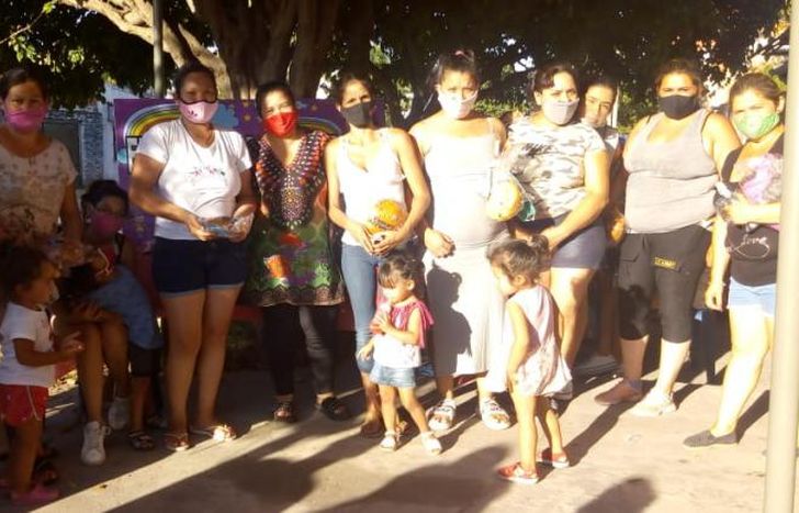 Los vecinos se acercan al espacio social para buscar ayuda.