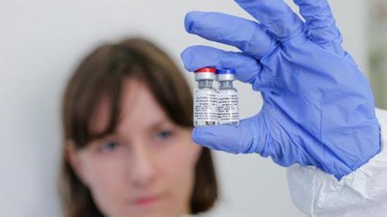 Existe una decena de posibles vacunas en la fase 3 de ensayos.