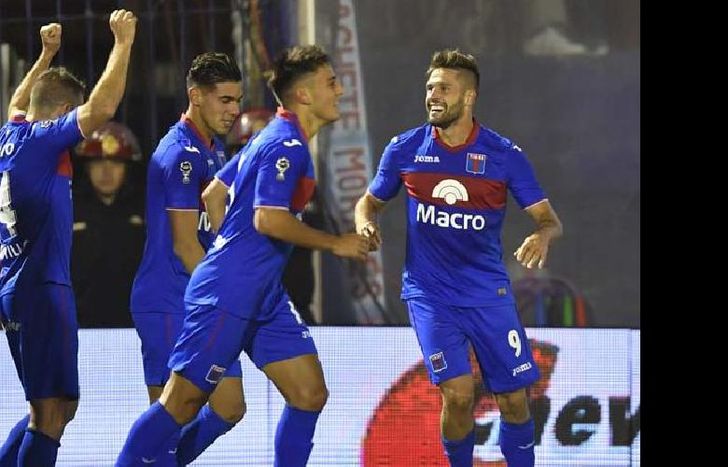 Montillo (brazos en alto) y González (9) fueron seguidos de cerca por el DT de Lanús.