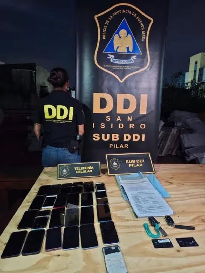 Elementos incautados en el allanamiento en Lomas de Zamora.