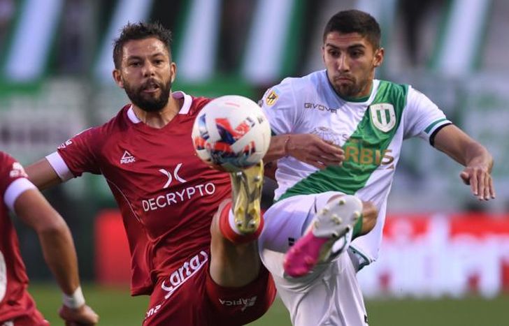 Álvarez y Grimi se disputan la posesión de la pelota.