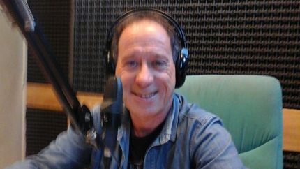 Daniel sigue por radio, año tras año, la campaña del Club Atlético Banfield.