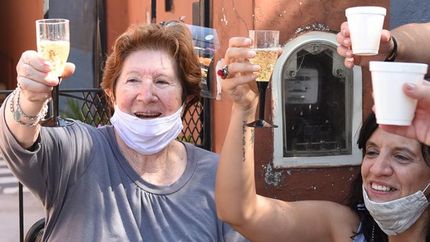 Emotivo cumpleaños a una vecina de 80 años de Lomas.