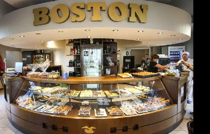 Los trabajadores sobrevivieron vendiendo medialunas y café en la puerta para evitar el cierre definitivo