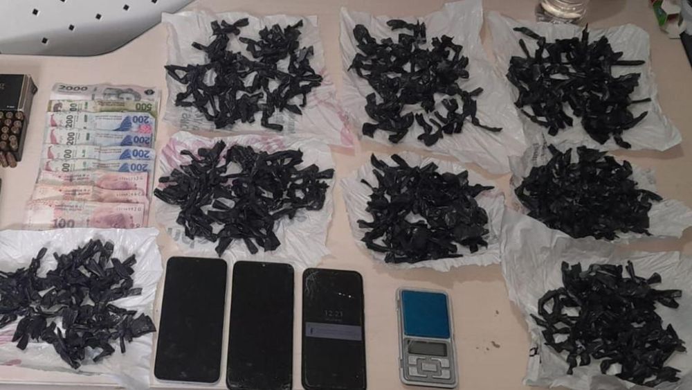 Droga, dinero y celulares incautados.