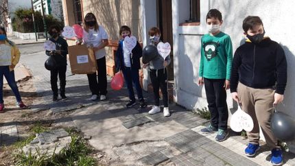 Fueron hasta la puerta de las casas para llevarles regalos. Fueron hasta la puerta de las casas para llevarles regalos.
