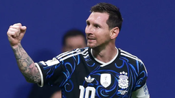 Lionel Messi y otro jugador de Argentina en el 11 ideal de la FIFA