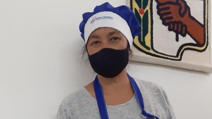 Se recibió de pastelera gracias al curso que brinda la ONG local.