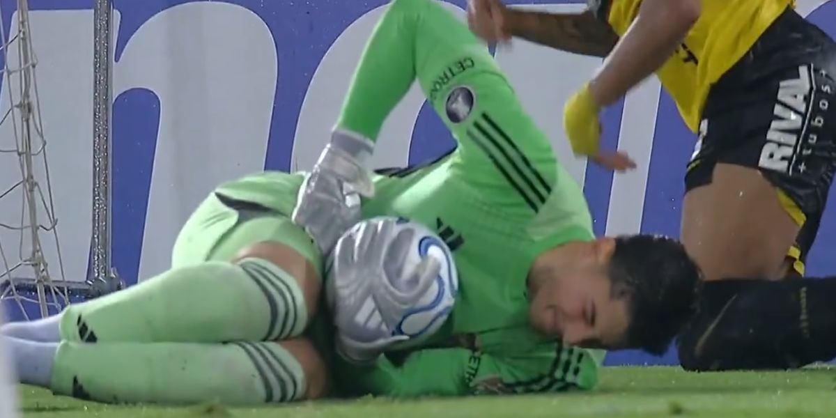 Leandro Brey salió del campo muy dolorido.
