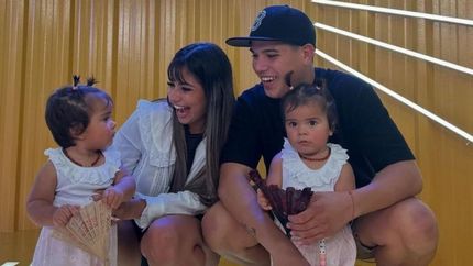 Daniela Celis y Thiago Medina, junto a sus hijas.