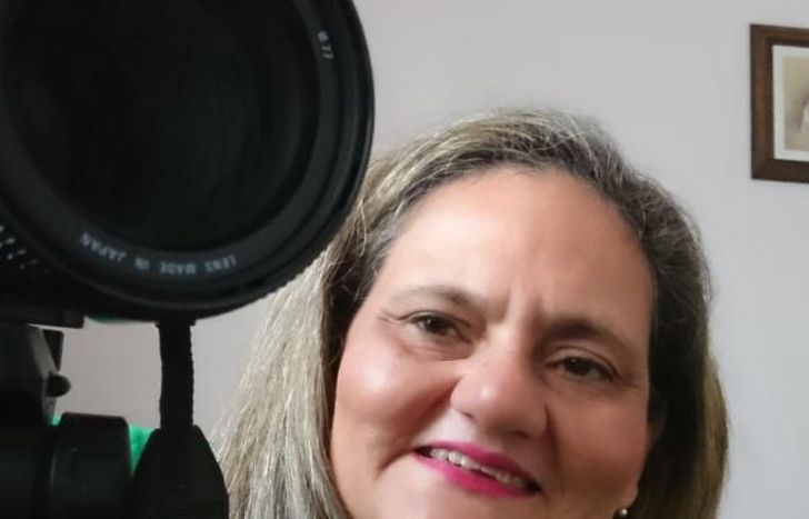 Estudió en la Escuela Municipal de Medios Audiovisuales.