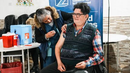 Se están haciendo operativos de vacunación en centros de jubilados.