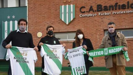 Directivos de ambos clubes en el marco del recibimiento. Directivos de ambos clubes en el marco del recibimiento.