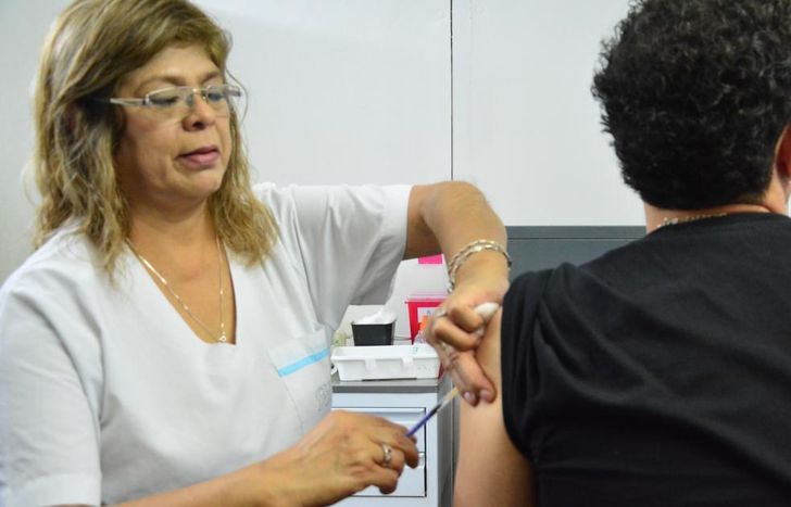 En Lomas hay tres centros de salud donde pueden darse la vacuna.