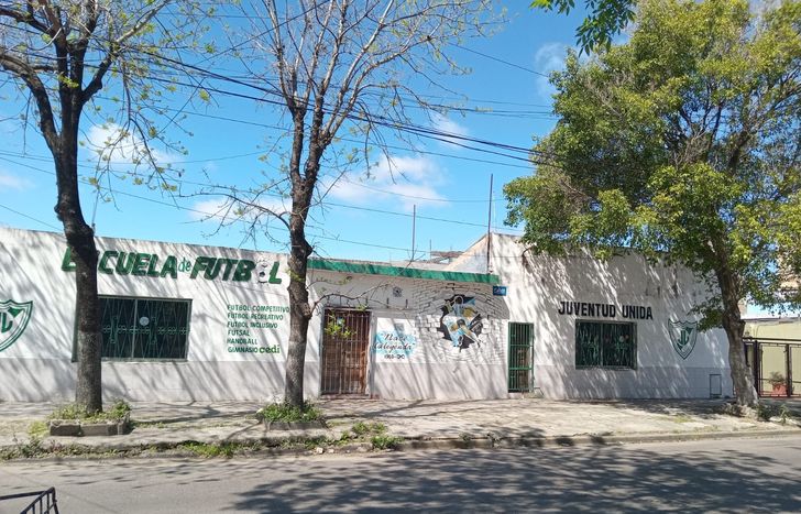 El club Juventud Unida de Villa Galicia se ubica en Cerrito 1747.