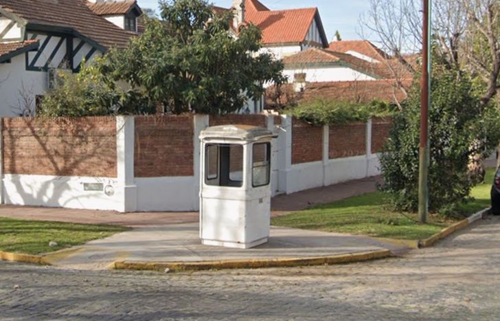 La garita de seguridad donde trabajaba el hombre fallecido.