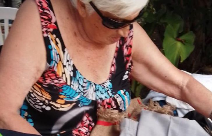 Álida ya trabaja en la clasificación de la ropa para donar.