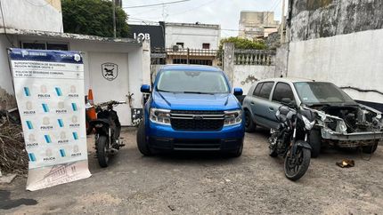 La camioneta robada en Lomas y otros vehículos incautados.