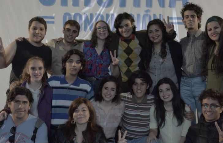 Parte del elenco junto a su directora.