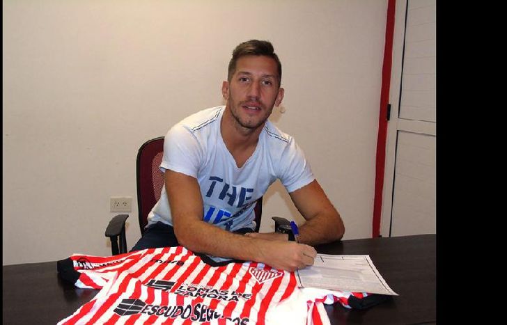 Este jueves le puso la firma a su contrato.