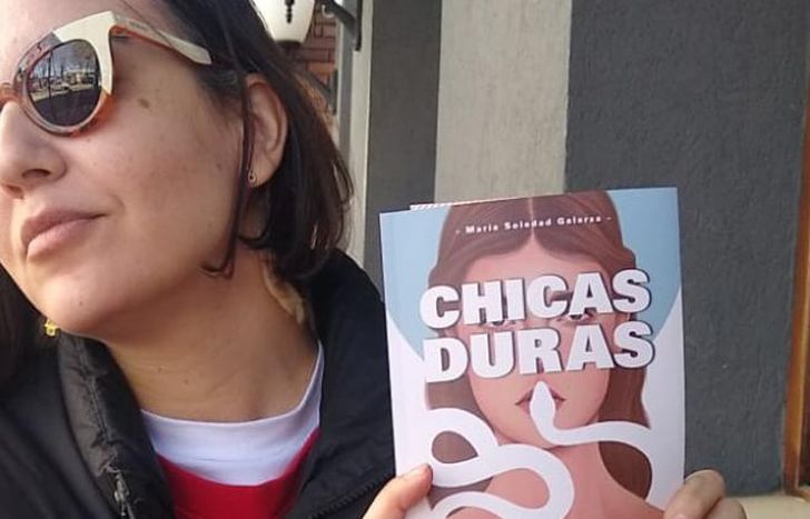La autora y su libro.