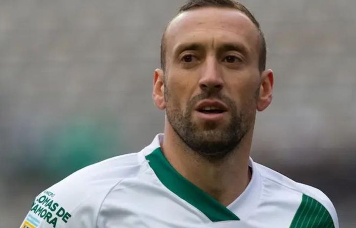 El 10 de Banfield es buscado desde Arabia Saudita.