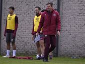 Mauricio Pellegrino mete mano en la formación de Lanús.