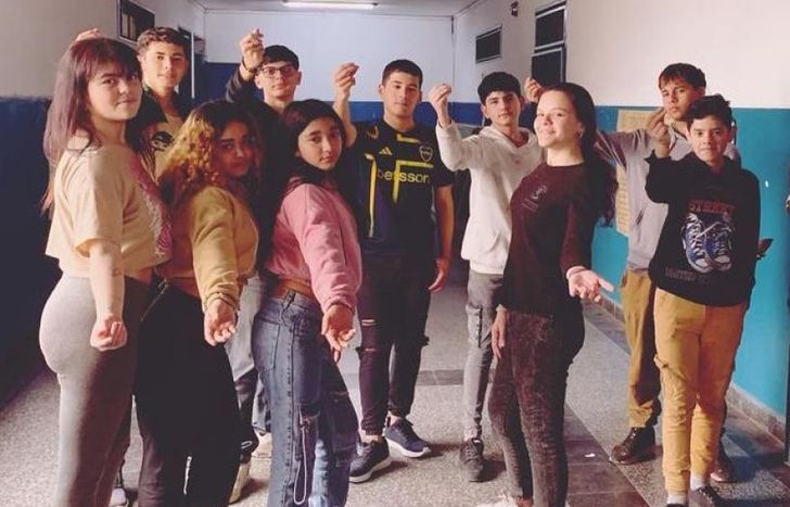 Con un mensaje positivo dedicado a las problemáticas que enfrentan los adolescentes.