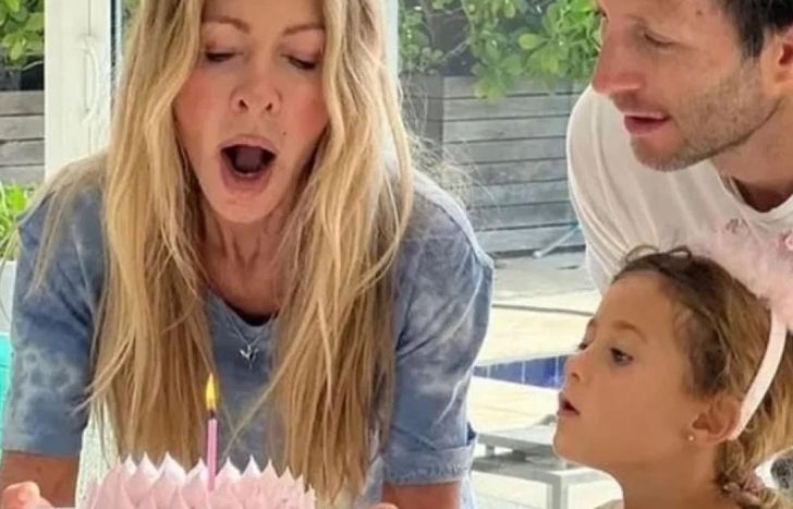 Mila con su abuela y su papá.