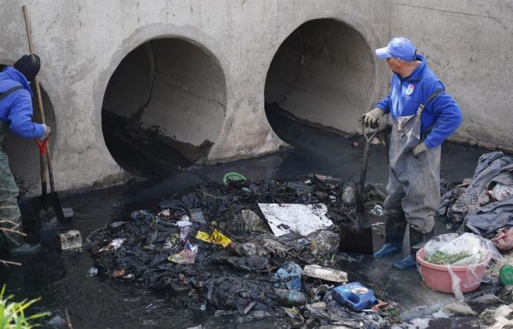Operativo de limpieza en el Arroyo Mujica de Santa Catalina.