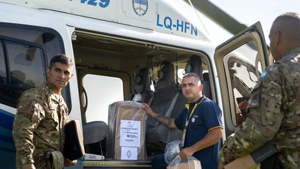 El Correo Argentino lleva adelante el proceso de distribución de más de 100 mil urnas en todo el país.