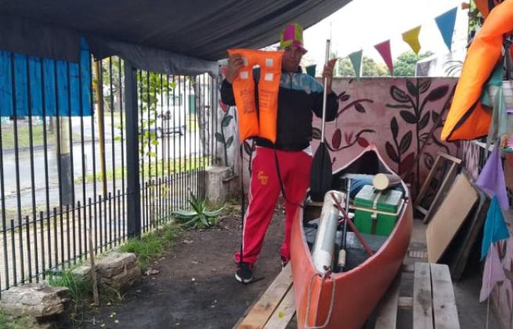 Le regalaron una canoa para que pueda emprender la travesía.