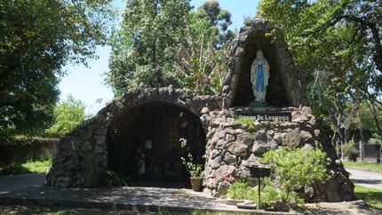 Consagrado en 1988, es un punto religioso destacado en Lomas.