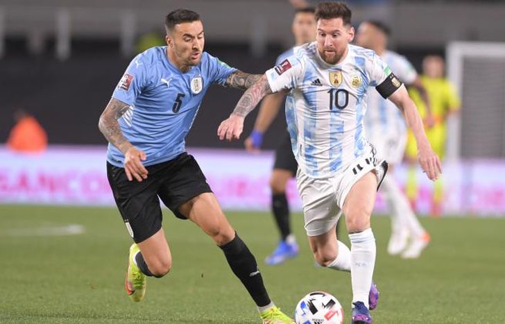 Messi se lleva el balón perseguido por Vecino.