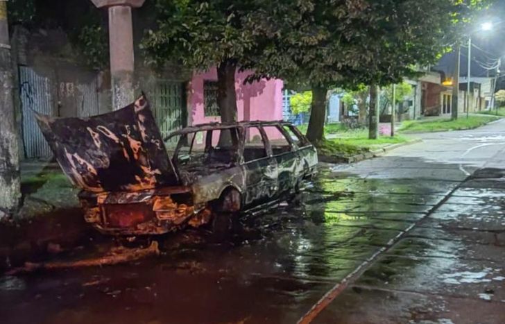 El fuego dejó el auto completamente destrozado.
